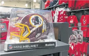  ?? DREW ANGERER GETTY IMAGES ?? A souvenir Washington Redskins helmet sits for sale at a sporting goods store on July 7 in the U.S. capital. Some corporate backers of the football team are backing out of deals.