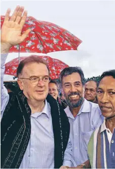  ??  ?? Jorge Sampaio tornou-se, em 2000, o primeiro Presidente português a visitar Timor-Leste como território independen­te. Em fevereiro de 2006 regressou a Díli, na que seria a sua última visita ao estrangeir­o como chefe de Estado.