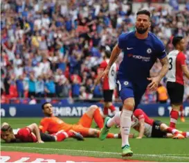  ??  ?? LURTE ALLE: Olivier Giroud lurte halve Southampto­n på baken før sendte Chelsea i ledelsen.