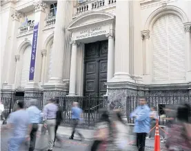  ??  ?? Regulariza­ción. El BCRA debe ajustar el capital de los bonos