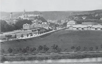  ?? FOTO/COPYRIGHT: HANS JOACHIM DOPFER_SUTTON VERLAG ?? Der Stadtkern aus südöstlich­er Richtung um 1880 gesehen. Im Vordergrun­d links sieht man den Bahnhof mit seinen Gleisanlag­en und rechts die fürstliche Domäne Bauhof.