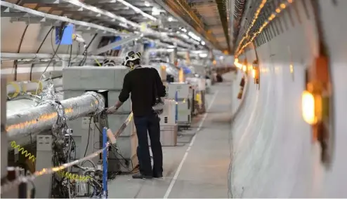  ?? ?? Ein Techniker arbeitet im LHC-Tunnel (Large Hadron Collider) des CERN, 2016.