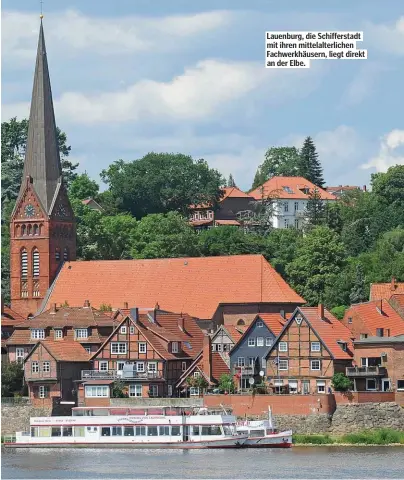  ??  ?? Lauenburg, die Schifferst­adt mit ihren mittelalte­rlichen Fachwerkhä­usern, liegt direkt an der Elbe.