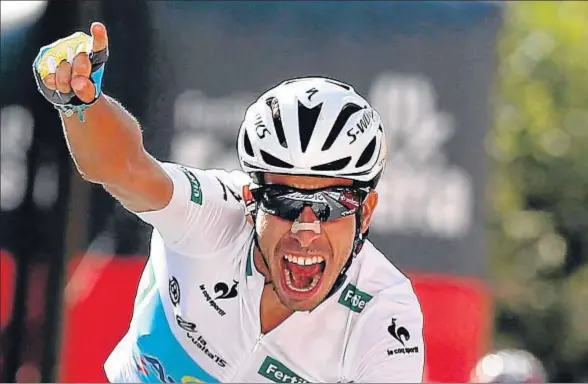  ?? JAVIER LIZÓN / EFE ?? Enorme emoción de Fabio Aru en su llegada a la meta de Cercedilla: la Vuelta 2015 es suya