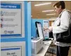  ?? MIGUEL MARTINEZ / FOR THE AJC ?? Andrea Settles of Sandy Springs tries out one of Fulton County’s new voting machines.