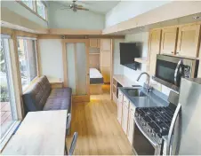  ??  ?? The kitchen in this tiny Florida house has full-sized appliances.