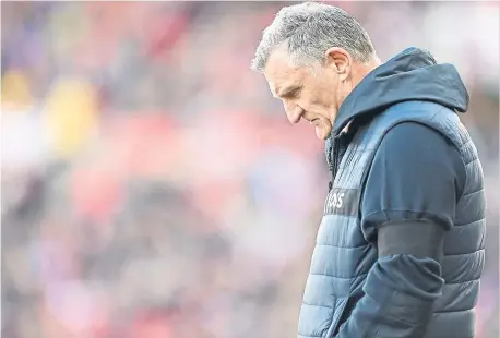 ?? ?? Sunderland head coach Tony Mowbray deep in thought on the side line as his team struggled to break down Reading’s rearguard action