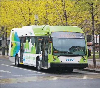  ??  ?? Le secteur des transports, qui consomme 30 % de l’énergie au Québec et génère 49 % des émissions de gaz à effet de serre, ne bénéficie d’aucun subside d’améliorati­on à l’efficacité. Sur notre photo, un bus électrique de la Société des transports de...