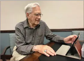  ??  ?? Heritage resident Bob Rasbridge talks to several family members via Zoom.