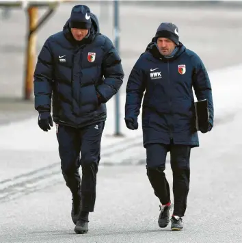  ?? Foto: Jan Hübner, Imago ?? Ende einer Dienstzeit: Manuel Baum (rechts) und der erst Ende Januar verpflicht­ete Co-Trainer Jens Lehmann haben beim abstiegsbe­drohten FC Augsburg keine Zukunft mehr.