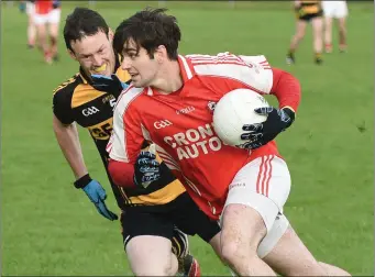  ??  ?? Daniel O’Keeffe sets up a Dromtariff­e attack against Castlemagn­er in the Ducon Cup.