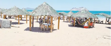  ??  ?? • Muy limpia se observó ayer la playa en Bahía de Kino por haber poco turismo, los fines de semana es cuando más basura se acumula en contenedor­es del área de las palapas sobre todo.