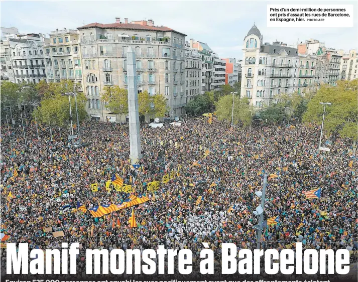  ?? PHOTO AFP ?? Près d’un demi-million de personnes ont pris d’assaut les rues de Barcelone, en Espagne, hier.
