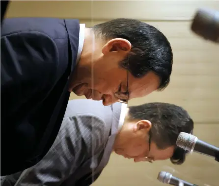  ?? Afp ?? Koichiro Miyahara (links) neemt buigend afscheid van ‘zijn’ beurs.