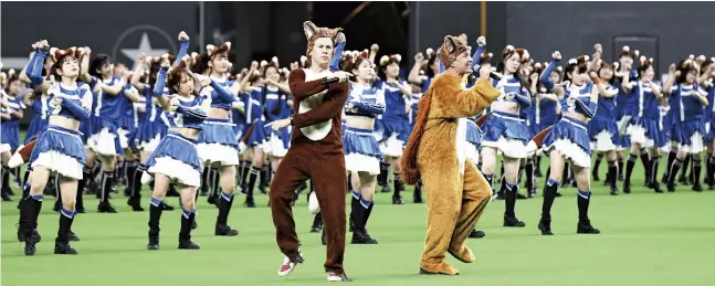  ?? The Yomiuri Shimbun ?? Norwegian comedy duo Ylvis performs “The Fox Dance” at Sapporo Dome on Monday.