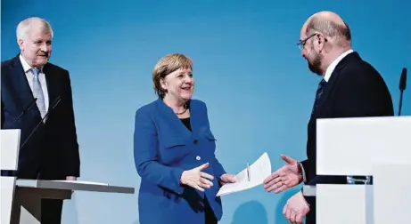  ?? (STEFFI LOOS/GETTY IMAGES) ?? Le leader de la CSU Horst Seehofer, la chancelièr­e Angela Merkel (CDU) et le président du SPD Martin Schulz célébrent l’accord de coalition trouvé à Berlin.