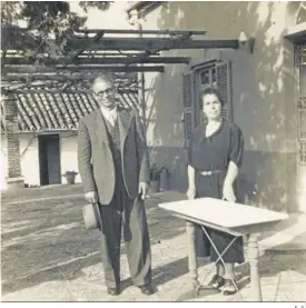  ?? ?? E. S. El ingeniero y agente italiano Giulio Pistono junto a su mujer, en la terraza que daba a la entrada de la que hoy es conocida como Casa del Comandante.