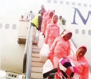  ??  ?? A group of Nigerians repatriate­d from libya return home