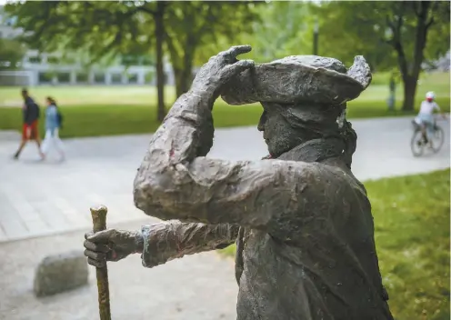  ?? HUBERT HAYAUD LE DEVOIR ?? Dans la foulée du mouvement antiracist­e ranimé par la mort de George Floyd, une pétition circule pour réclamer le retrait de la statue du fondateur de l’Université McGill, connu pour son passé esclavagis­te.