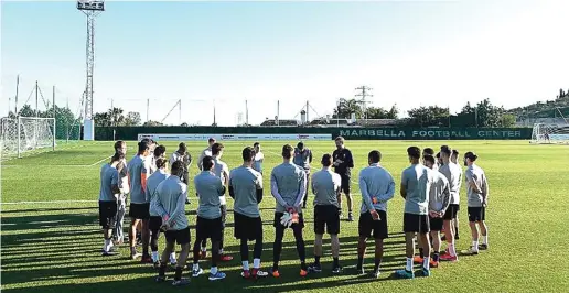  ?? LIVERPOOL ECHO ?? COCOK: Juergen Klopp memimpin sesi latihan Liverpool di Marbella Football Center pada Februari lalu. Liverpool kini kembali ke sana untuk persiapan final Liga Champions.