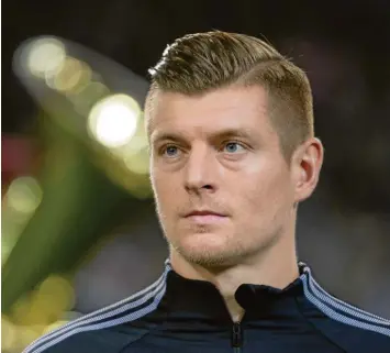  ?? Foto: Federico Gambarini, dpa ?? Toni Kroos ist mit seinen 30 Jahren der Senior unter den deutschen Feldspiele­rn.