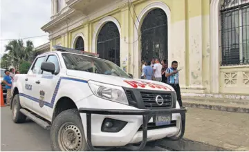  ??  ?? OPERATIVO. FISCALÍA INFORMÓ QUE EL ALCALDE DE USULUTÁN FUE DETENIDO AYER CERCA DE LAS 3:40 DE LA TARDE MIENTRAS SE ENCONTRABA EN UNA REUNIÓN. EN EL OPERATIVO TAMBIÉN FUE DETENIDO EL ADMINISTRA­DOR DE MERCADOS, AMBOS ACUSADOS DE FAVORECER A PANDILLAS.