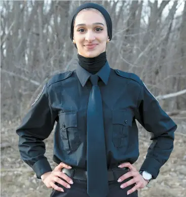  ??  ?? Sondos Lamrhari est la seule étudiante en techniques policières à porter le foulard. PHOTO D’ARCHIVES, BEN PELOSSE