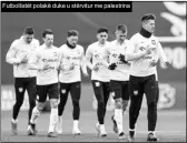  ?? ?? Futbollist­ët polakë duke u stërvitur me palestrina
