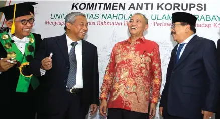  ?? ZAIM ARMIES/JAWA POS ?? SASAR MAHASISWA: Dari kiri, Rektor Unusa Achmad Jazidie, Ketua Yayasan RSI Surabaya M. Nuh, Ketua KPK Agus Rahardjo, dan Gubernur Jatim Soekarwo setelah menandatan­gani pakta integritas antikorups­i di di Aula Gedung PDAM Surya Sembada Surabaya kemarin.