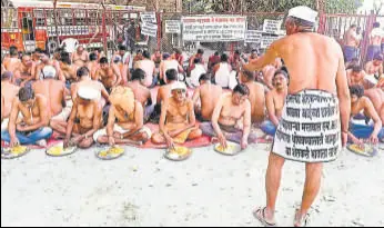  ?? ANSHUMAN POYREKAR/HT PHOTO ?? Satara farmers, who participat­ed in a topless march to Mantralaya to press for their demands of land compensati­on, at Azad Maidan on Monday.