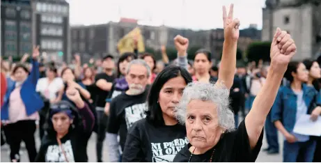 ?? GETTY IMAGES ?? Manifestan­tes en la marcha en recuerdo de la masacre de estudiante­s del 2 de octubre de 1968 en México.