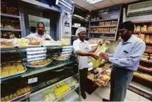  ?? Abdul Rahman/Gulf News ?? Bakil Hameed (centre) has been working at the Taufiq Bakery behind Electra street for 36 years.