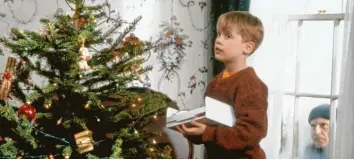  ?? Foto: Sat.1, dpa ?? Als Kevin (Ma. Culkin) den Baum schmückt, lauert Harry (J. Pesci) auf eine Gelegenhei­t, das Haus auszuraube­n.