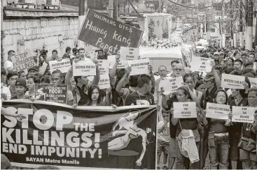  ?? Bullit Marquez / Associated Press ?? Supporters march with the funeral procession Saturday for 17-year-old Kian Loyd delos Santos in Manila, Philippine­s. The killing has sparked an outcry against President Rodrigo Duterte’s anti-drug crackdown.