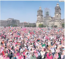  ?? EL UNIVERSAL ?? ZÓCALO. Decenas de miles de personas se congregaro­n en la plancha del recinto capitalino para exigir que el Gobierno federal no se involucre en las elecciones del próximo 2 de junio.