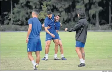  ?? ERASMO FENOY ?? Fabrizio Danese y Álex Peque, candidatos al once, bromean durante un entrenamie­nto.