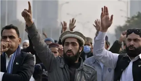  ?? ?? Des membres de Muslim Talba Mahaz Pakistan scandent des slogans lors d'une manifestat­ion pour condamner l'attaque iranienne dans la zone frontalièr­e pakistanai­se, à Islamabad, au Pakistan, jeudi.