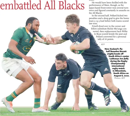  ?? Photos: AFP ?? New Zealand’s flyhalf Beauden Barrett (right) hands off South Africa’s center Lukhanyo Am (left) during the Rugby Championsh­ip internatio­nal rugby match in Mbombela, South Africa on August 6, 2022.
