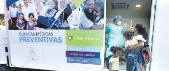  ?? FOTOS: EMILIO FLORES/MARVIN SALGADO ?? El gobierno instaló clínicas móviles en el HEU y otros hospitales.