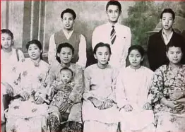  ??  ?? GAMBAR lama keluarga Tik.