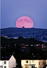  ??  ?? Full moon: Cathkin Braes, Glasgow