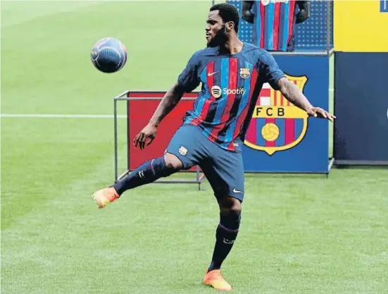  ?? XAVIER CERVERA ?? L’ivorià Franck Kessié, vestit amb la nova samarreta, fa tocs amb la pilota a la gespa del camp Tito Vilanova