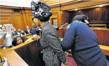  ?? Picture: SHELLEY CHRISTIANS ?? PRISON BRACELET: Maqubela is handcuffed as her daughter Sikhethucw­aka reaches out to her