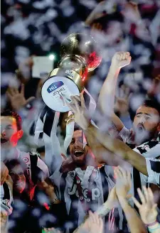  ?? (Ansa) ?? Trionfo I giocatori bianconeri sollevano la Coppa Italia