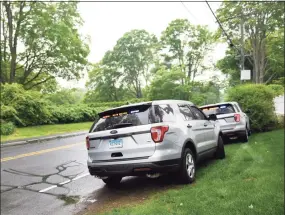  ?? Tyler Sizemore / Hearst Connecticu­t Media ?? A file photo of Connecticu­t State Police cruisers participat­ing in a search back in 2019 linked to the disappeara­nce of Jennifer Dulos.