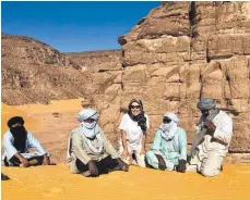  ?? FOTO: PRIVAT ?? Auf ihren Reisen setzt Andrea Reck auf einheimisc­he Begleiter wie hier bei den Tuareg, unterwegs in der algerische­n Sahara.