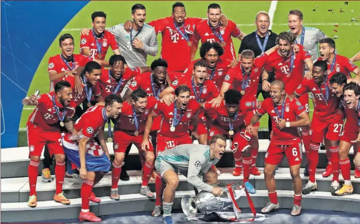  ??  ?? Manuel Neuer se dispone a alzar el trofeo de la Champions en medio de la tremenda alegría de todos los jugadores del Bayern.