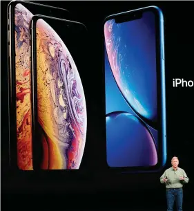  ?? PHOTO: REUTERS ?? Apple’s Phil Schiller introduces the new Apple iPhone XR (right) plus XS and XS Max (left) in Cupertino, California.