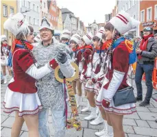  ??  ?? Weil der OB die Feuerwehr bei ihrer Übung auf dem Trockenen hatte sitzen lassen, wurde Leitwolf Hilsenbek zum Tanzen verdonnert.