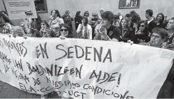  ??  ?? Protesta enfrente del Condestabl­e, convocada por ELA, CCOO y UGT, en la calle Mayor de Pamplona.